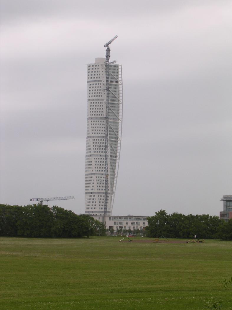 zkrouceny mrakodrap na okraji Malmo, 787x1050, 61 Kb